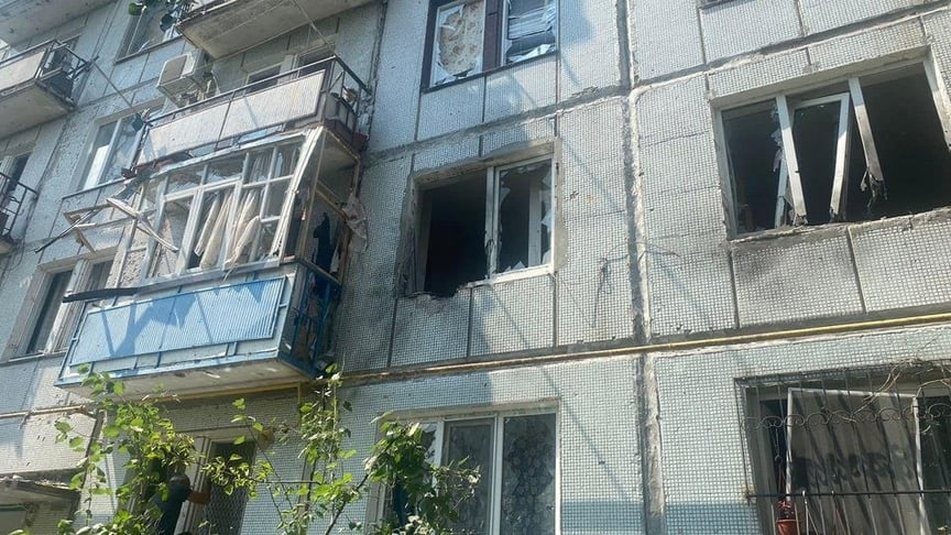 Багатоповерхівка у Чугуєві, яку обстріляли росіяни