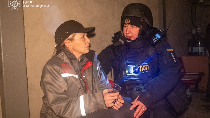 Психолог ДСНС надає допомогу працівниці "Нової Пошти"