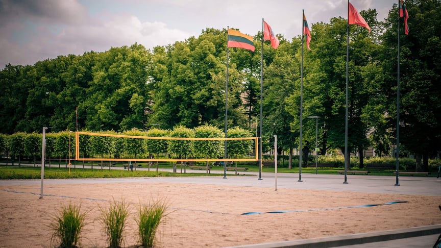 У центрі литовської столиці відкрили пляж — без моря, але із шезлонгами 🏖