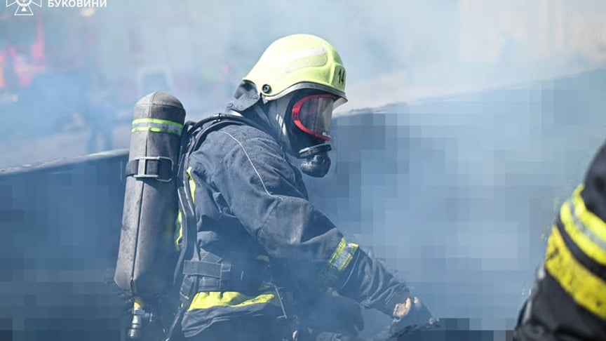 Рятувальники гасять пожежу після російського обстрілу