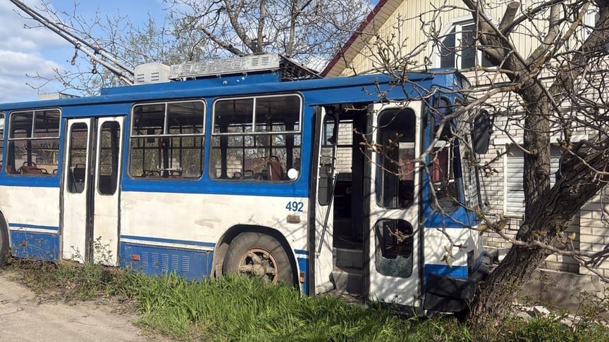 росіяни вдарили дроном по тролейбусу в Херсоні