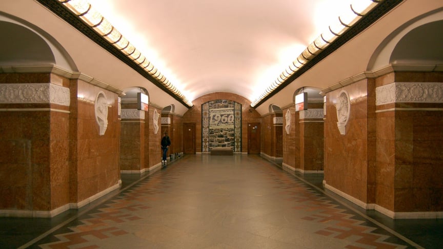 Станція метро «Університет» у Києві, центральний зал, 7 травня 2010 року