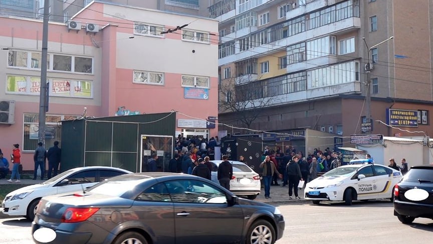 Черга до візового центру в Івано-Франківську під час карантину, 19 березня 2020 рік