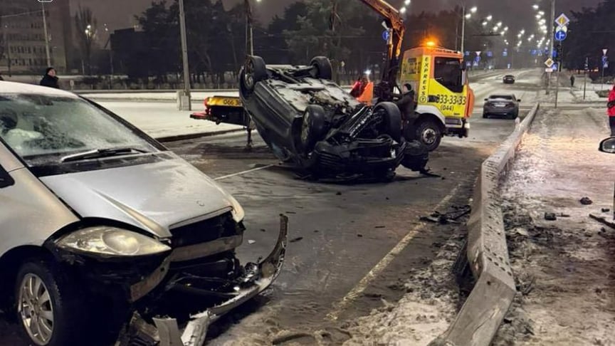 Наслідки однієї з ДТП через ожеледицю в Києві