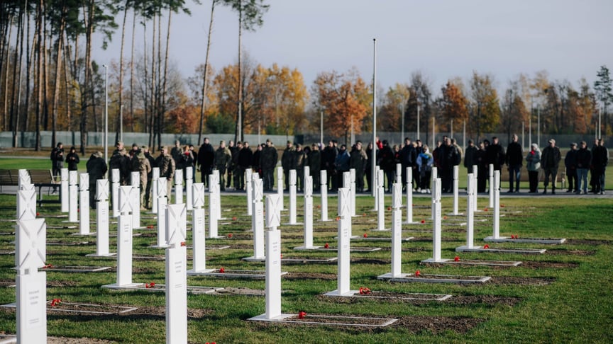 Могили на військовому кладовищі на Київщині