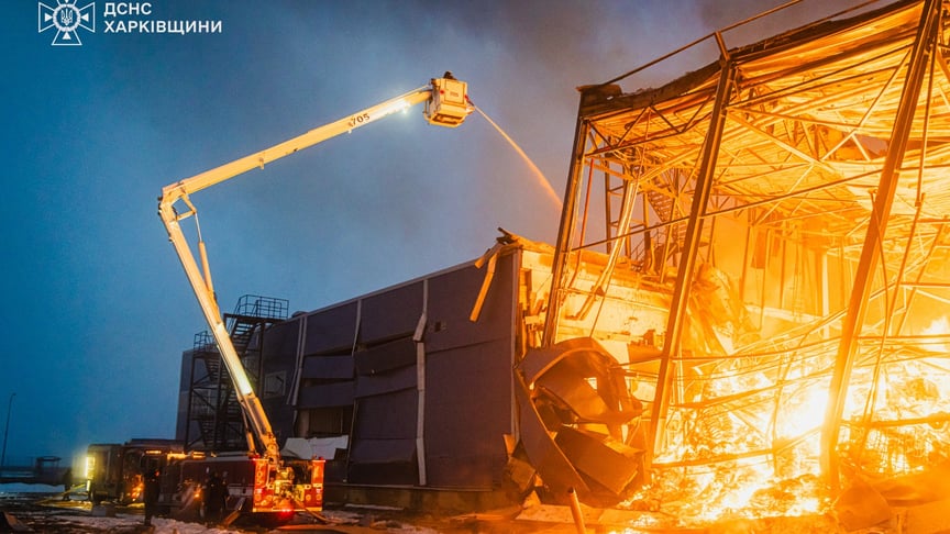 Рятувальники гасять пожежу після російського обстрілу на Харківщині, 30 січня 2026 року