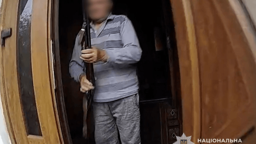 Чоловік із рушницею, який викликав поліціянтів, щоб влаштувати на них полювання