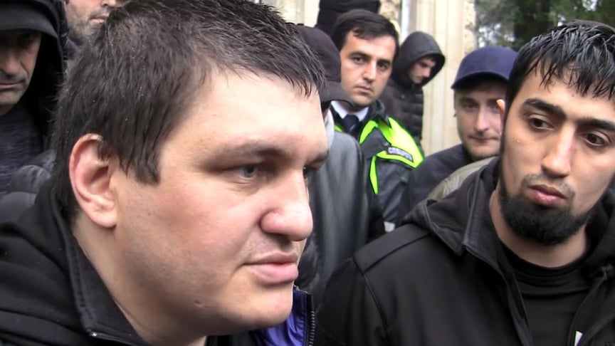 Лидер протестующих Ахра Авидзба (слева) у здания администрации «президента» Абхазии, Сухуми, 9 января 2020 года