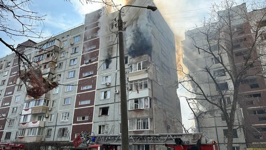 Последствия попадания российской ракеты в жилую многоэтажку в Запорожье, 22 марта 2023 года