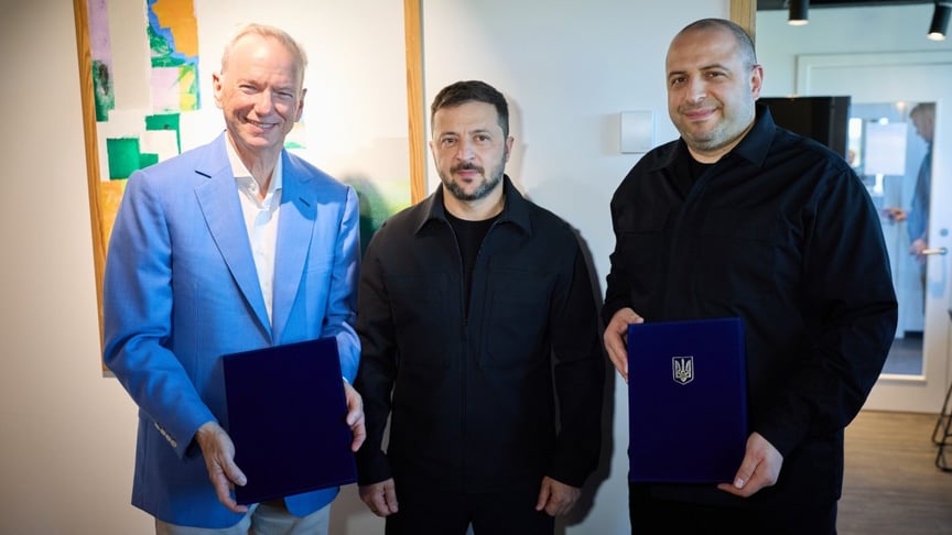 CEO компанії Swift Beat, LLC Ерік Шмідт (ліворуч), президент України Володимир Зеленський (посередині) та міністр оборони України Рустем Умєров (праворуч) у Данії