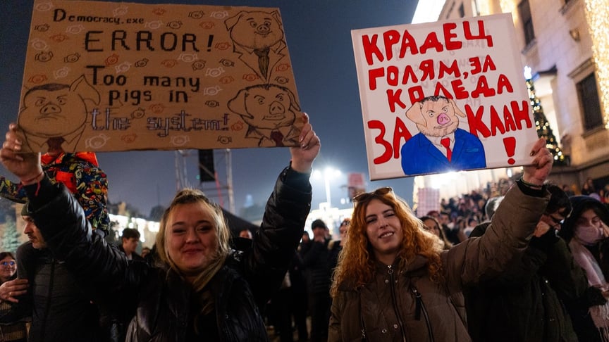 Протестувальники перед будівлею болгарського парламенту, 18 грудня 2025 року