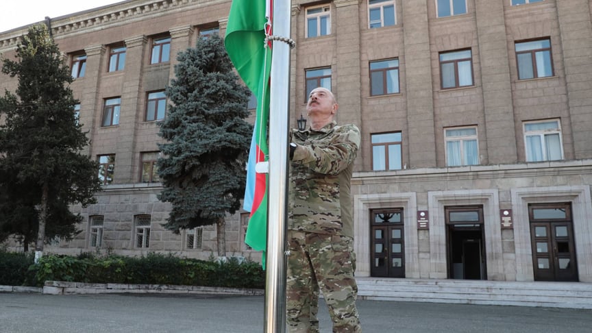 Президент Азербайджану Ільхам Алієв підіймає державний прапор у місті Ханкенді Президент Азербайджану Ільхам Алієв підіймає державний прапор у місті Ханкенді