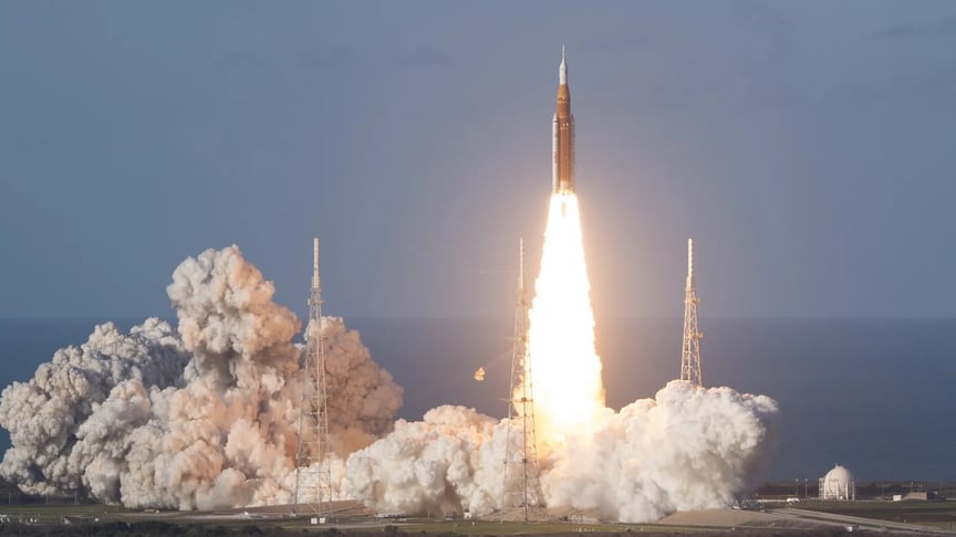 Ракета-носій та космічний корабель Orion стартують зі стартового комплексу 39B у Космічному центрі Кеннеді NASA у Флориді у середу, 1 квітня 2026 року