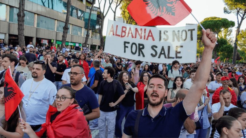 Протестувальники під час демонстрації в Тирані, Албанія, 12 червня 2026 року