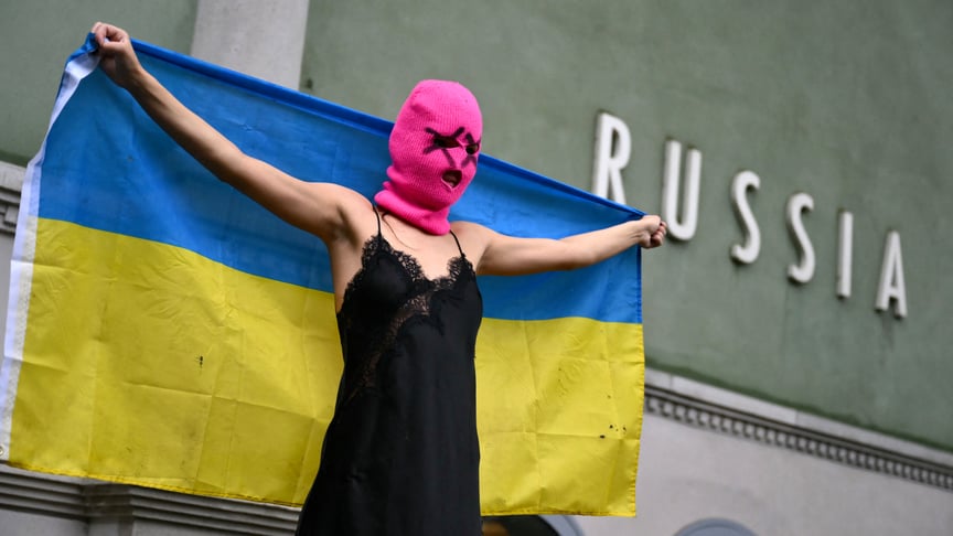 Активістка Pussy Riot тримає український прапор під час протесту проти участі росії у Венеційській бієнале перед російським павільйоном, Венеція, 6 травня 2026 року