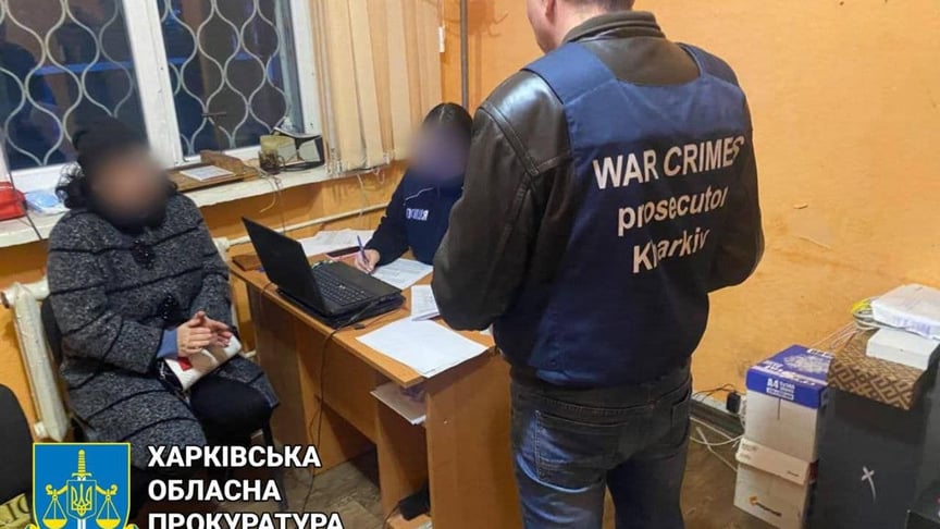 Жінка, яку підозрюють у колабораційній діяльності, та правоохоронці