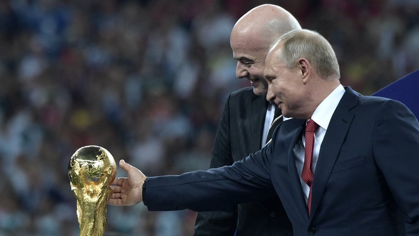 Президент ФІФА Джанні Інфантіно та глава рф володимир путін на фіналі Чемпіонату світу з футболу у Москві, 2018 рік Президент ФІФА Джанні Інфантіно та глава рф володимир путін на фіналі Чемпіонату світу з футболу у Москві, 2018 рік