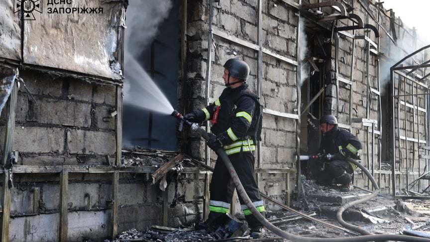 Рятувальники ліквідують наслідки російських ударів по Запоріжжю