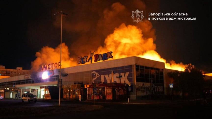 Наслідки російської атаки на торговельний центр у Запоріжжі