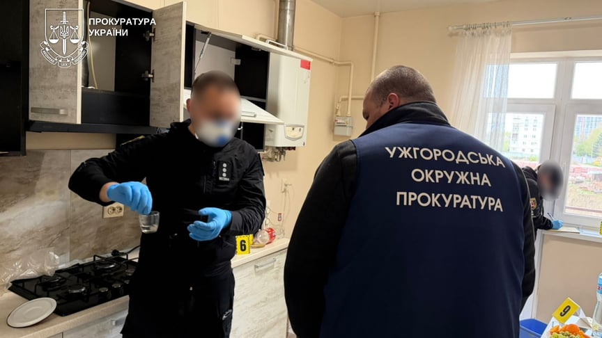 Слідчі працюють у квартирі, де знайшли мертвого військового