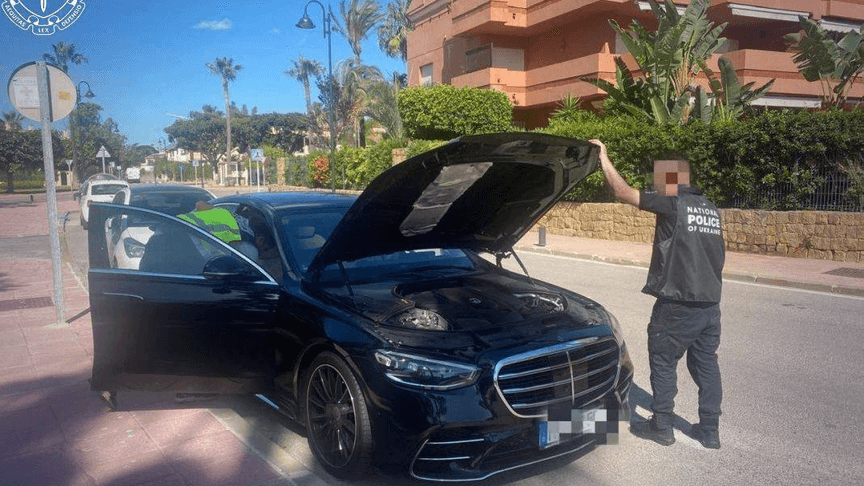 Правоохоронець поруч із Mercedes-Benz C-Class
