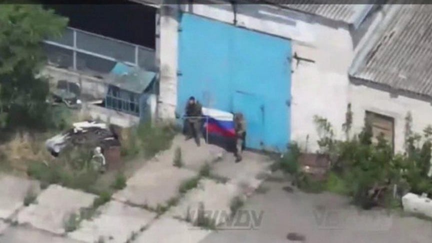 Окупанти фотографуються у селі Зелений Гай