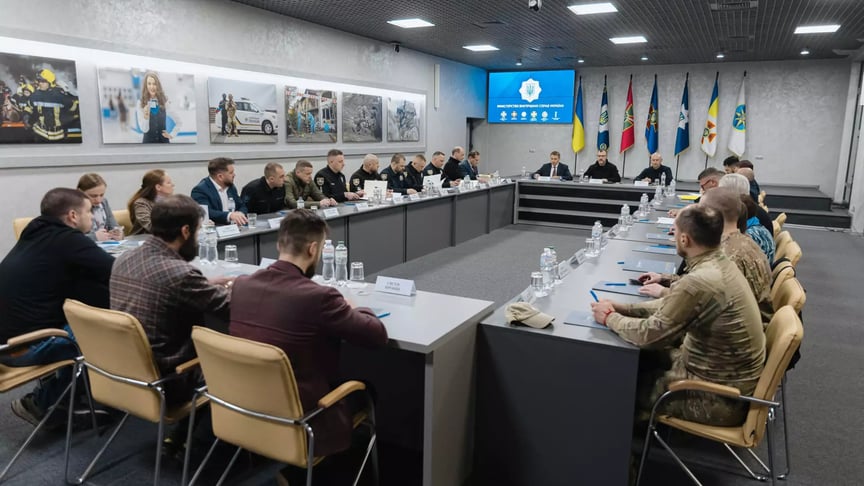МВС провело консультації щодо регулювання зброї для цивільних після теракту в Києві