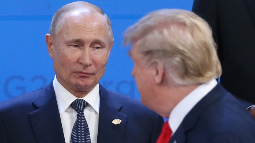 Глава росії володимир путін дивиться на президента США Дональда Трампа, 30 листопада 2018 року