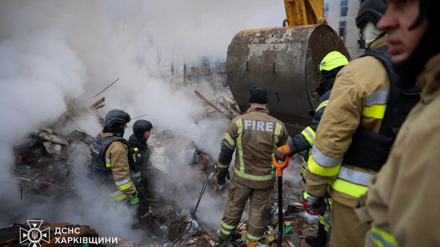 Рятувальники працюють на місці російського ракетного удару по багатоповерхівці у Харкові, 7 березня 2026 року