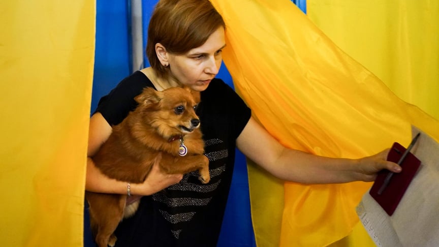 Жінка залишає кабіну на виборчій дільниці під час парламентських виборів у Києві, Україна, в неділю, 21 липня 2019 року