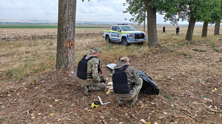 Фахівці оглядають місце падіння безпілотника Фахівці оглядають місце падіння безпілотника