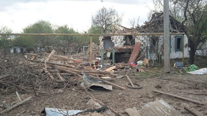 Будинок, у якому мешкала родина, яка загинула через російський обстріл