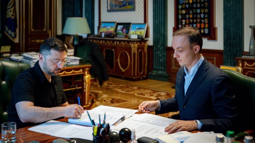 Президент Володимир Зеленський підписує санкційні документи