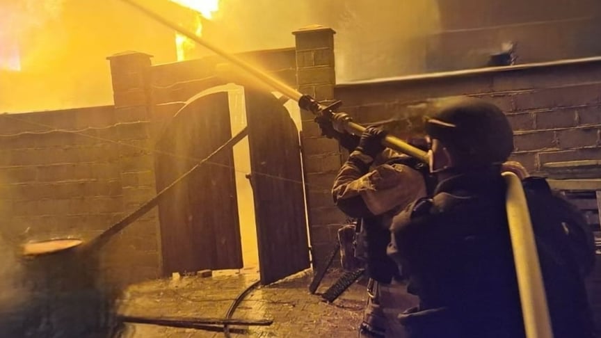 Рятувальники працюють після обстрілу Херсона