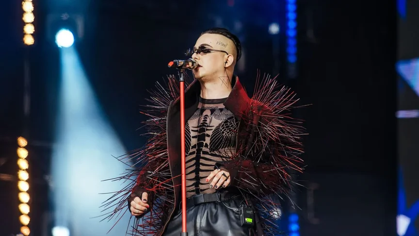 Ілюстративне фото. Співак Mélovin під час виступу на Atlas Weekend