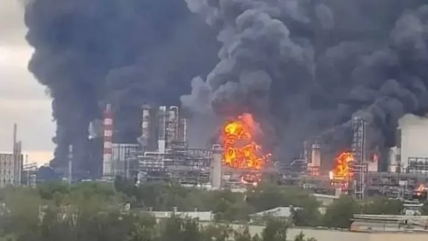 Ілюстративне фото. Пожежа на Московському НПЗ після атаки українських дронів 18 червня