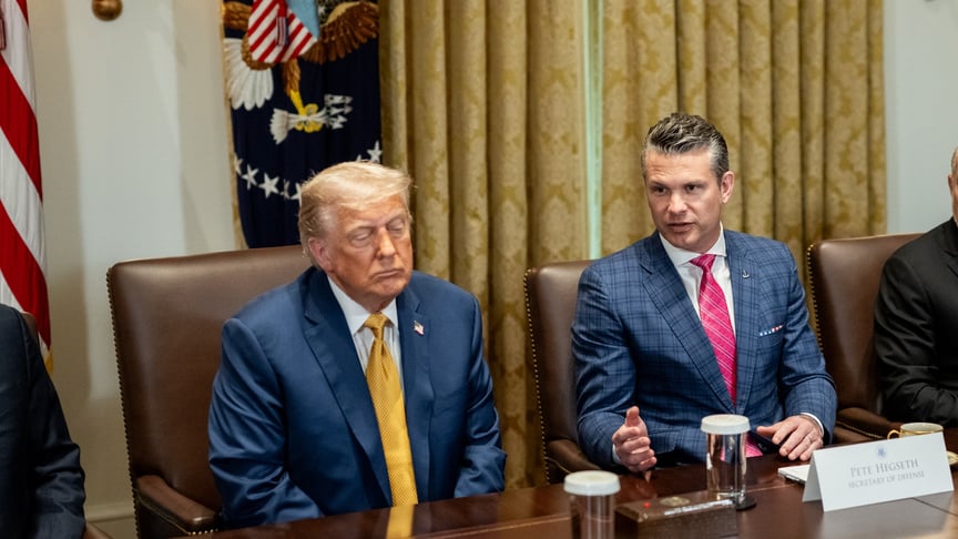 Міністр оборони США Піт Гегсет із президентом США Дональдом Трампом