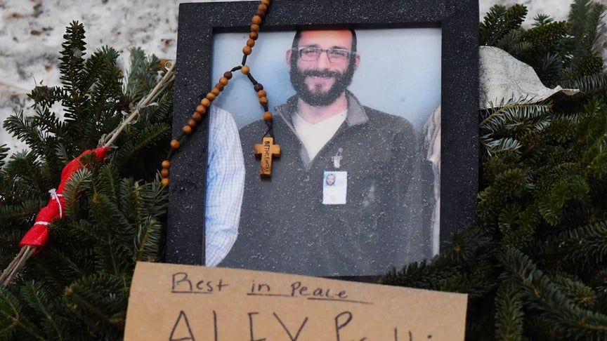 Фотографія Алекса Претті на імпровізованому меморіалі в районі, де він був застрелений, Міннеаполіс, штат Міннесота, 25 січня 2026 року