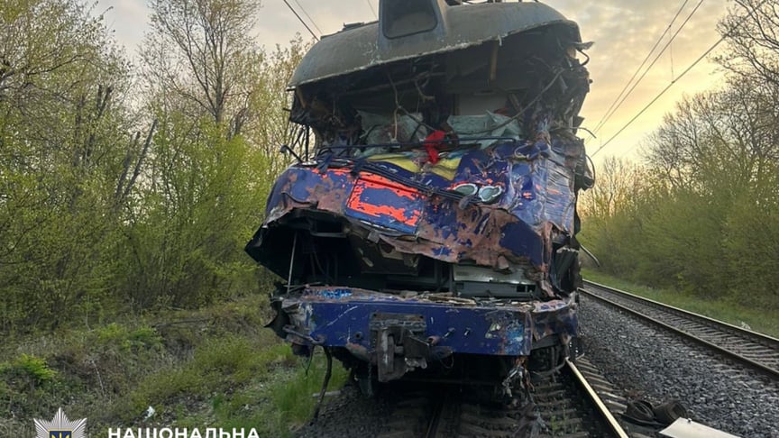 На Львівщині вантажівка зіткнулася з пасажирським поїздом, 1 травня 2026 року