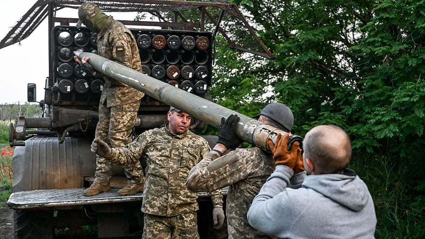 Ілюстративне фото. Українські військові заряджають ракетами РСЗВ «Град»