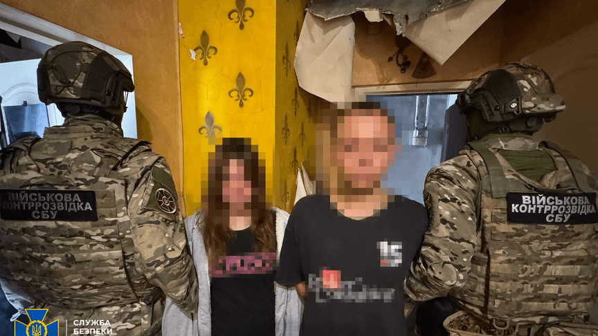 Правоохоронці під час затримання двох підозрюваних у спробі теракту на Харківщині