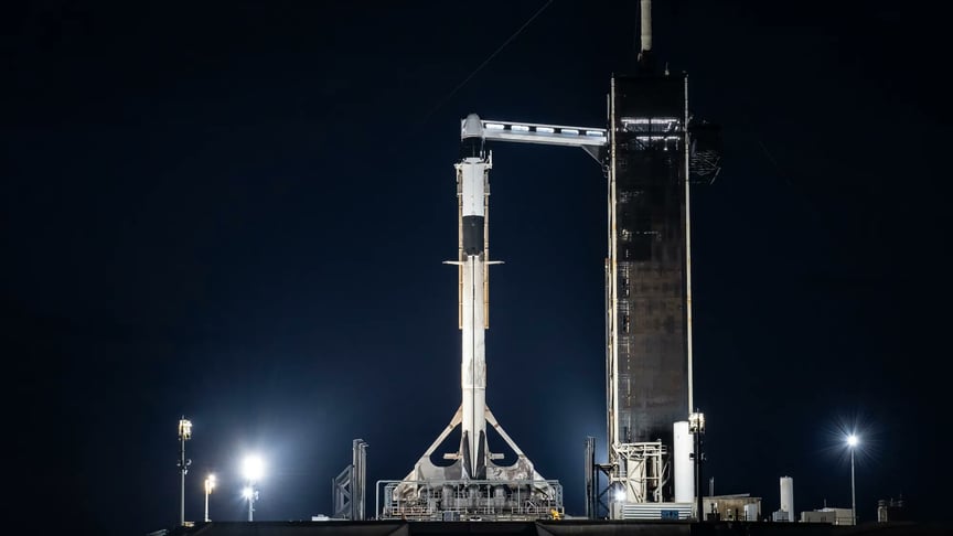 Ракета SpaceX Falcon 9 із космічним кораблем компанії Dragon на стартовому майданчику Космічного центру імені Кеннеді у Флориді перед запуском Crew-10, 11 березня 2025 року
