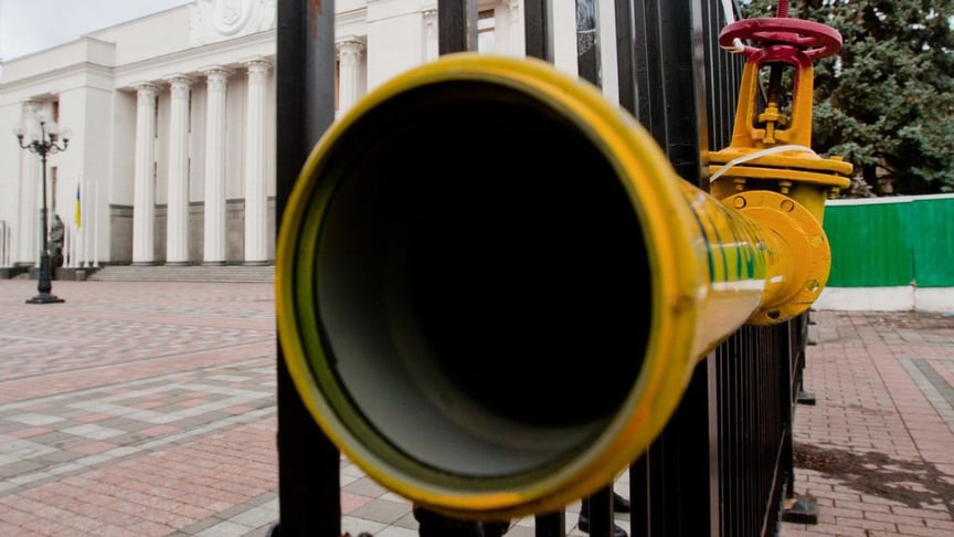 Нафтогаз відмовився від своїх позовів проти Газпрому на 12,25 мільярда доларів (на фото — символічна «газова труба» біля Верховної Ради, Київ, 22 березня 2012 року)