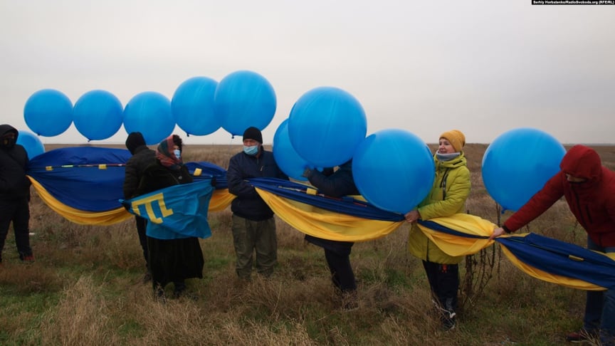 Волонтери запускають український прапор у сторону анекосваного Криму, 4 грудня 2020