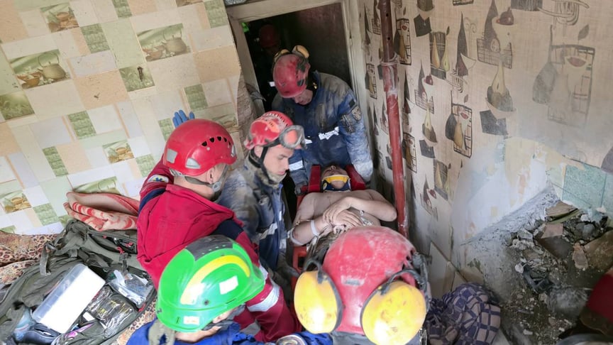 Рятувальники витягли чоловіка з-під завалів