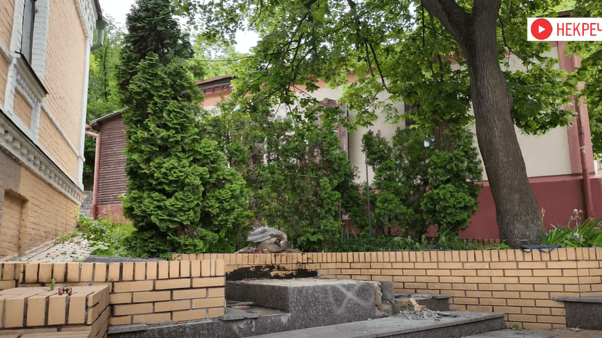 У Києві демонтували пам’ятник Михайлу Булгакову
