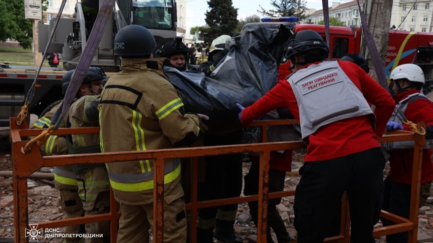 З-під завалів багатоповерхівки у Дніпрі деблокували тіло загиблої жінки, 19 квітня 2024 року