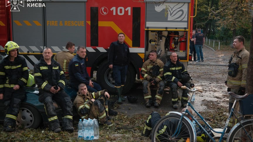 Рятувальники, які працювали над ліквідацією наслідків російського обстрілу, 1 серпня 2026 року Рятувальники, які працювали над ліквідацією наслідків російського обстрілу, 1 серпня 2026 року