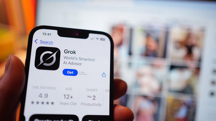 Ілюстративне фото. Застосунок штучного інтелекту Grok в App Store на iPhone на тлі результатів пошуку на платформі соціальних мереж X