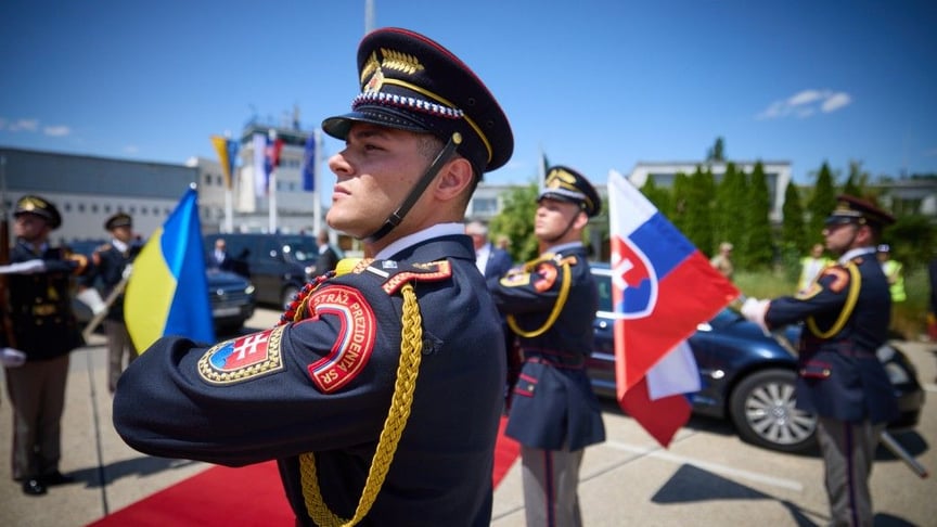 Slovak presidential guard meets with Ukrainian President Volodymyr Zelenskyy, July 7, 2023
